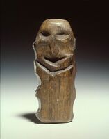 12cm hoog houten beeldje met gegraveerde mond en ogen